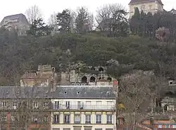 Les voûtes du Puy d'Ainay sont sans rapport avec le puits d'Ainay, qui a donné son ancien nom à la rue.