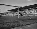 Un stade olympique de la Pontaise garni de 24&nbsp;000&nbsp;spectateurs assiste à la défaite de la Suisse face aux Pays-Bas (2-3) le 15 septembre 1956 en match amical.