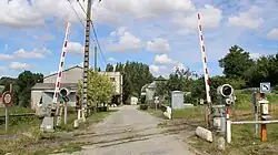 Le passage à niveau de la ligne de chemin de fer de Laon à Hirson.