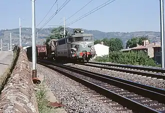 La ligne avec sa voie à trois files de rails près de Tournon.
