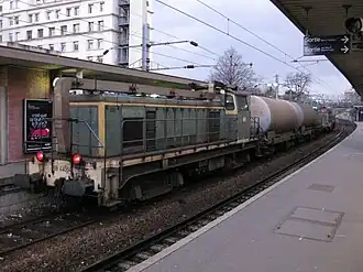 BB 63500 et « train laveur » sur la voie centrale.