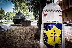 Borne commémorative et « char Zimmer » sur la « voie de la 2e DB » au Port du Rhin à Strasbourg en juillet 2019.