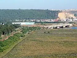 Une double voie ferrée électrifiée relie Rabat aux villes voisines.