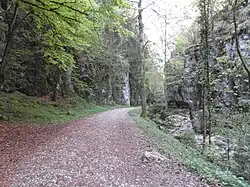 Début de la voie sarde, depuis l'entrée du site.