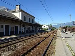 Vue d'ensemble des voies A et B en direction de Modane depuis le quai central.
