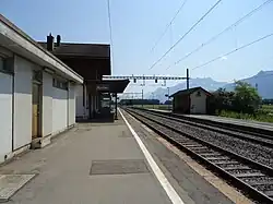 Les voies de la gare de Roche VD vues depuis le quai en direction de Brigue.