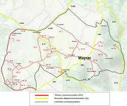 carte des voies communales (en rouge) de la commune avec leurs connexions avec les routes départementales (en jaune)
