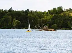 Voilier du Centre Nautique Drouais sur le plan d'eau.
