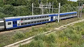 Voiture V2N avec une voiture d'encadrement.