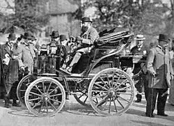Voiture d'A. Menier, avant le départ pour Versailles.