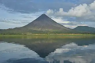 L'Arenal vu depuis le lac Arenal.