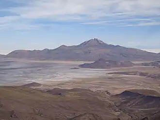 Vue du volcan Tunupa, au bord du Salar d'Uyuni.