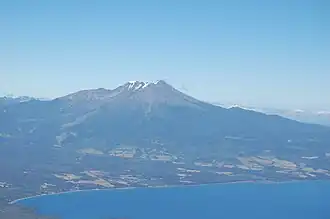 Vue du Calbuco depuis l'Osorno situé au nord, de l'autre côté du lac Llanquihue.
