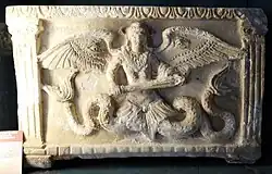 Bas-relief en albâtre sculpté à flanc de paroi d'un tombeau étrusque. Ouvrage figurant une scène mythologique. Artéfact attribué aux alentours de -210. Conservé au musée de l'albâtre à Volterra.