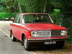 Volvo 144 rouge de 1968 stationnée dans une rue