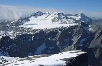 Le Vorab Pign à gauche dans les nuages, au centre le plus haut sommet du Bündner Vorab, après le glacier le Glarner Vorab.