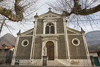 La façade et l'entrée de l'église.