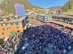 Rassemblement des partisans séparatistes sur la Place Roland Béguelin à Moutier, en attente des résultats du vote le 28 mars 2021, en dépit des restrictions liées à la pandémie de Covid-19.