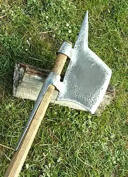 Réplique d'une hallebarde