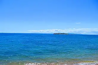 Vue de l'île depuis la ville de Voúla.