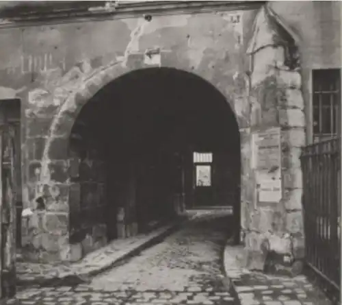 Voute d’entrée du terrain de l’ancien cimetière Saint-Paul en 1912