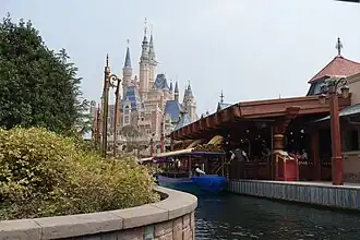 Quai d'embarquement avec vue sur l'''[[Enchanted Storybook Castle]]''.