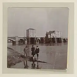 Famille parisienne devant le pont.