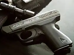 Sûreté de type bouton-poussoir bloquant le mécanisme de la queue de détente sur le VP70z.