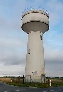 Le château d'eau en limite communale.
