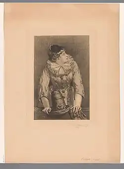 Femme habillée en clown avec un chapeau dans la main.
