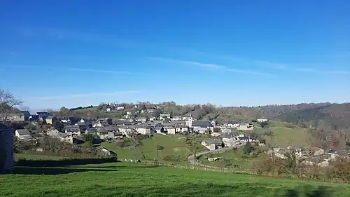 Photographie en couleursd'un village vu de loin.