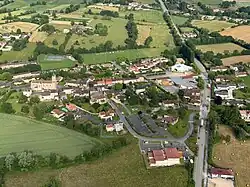 Vue aérienne du bourg du village avec l'église à gauche de la photographie.