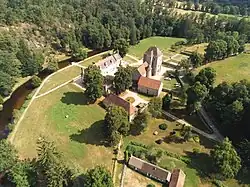 Photographie couleur d'un monastère vu du ciel.