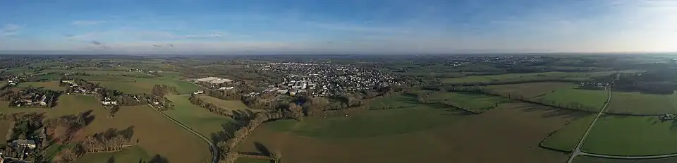 Vue aérienne d'Acigné, en 2019. Vue en direction de l'est.
