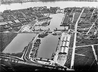 Vue aérienne des bassins à flot no&nbsp;1 et no&nbsp;2 et du bassin d’alimentation (où est aujourd'hui la Base sous-marine), 1924