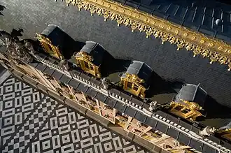 Toitures et faîtages dorés.