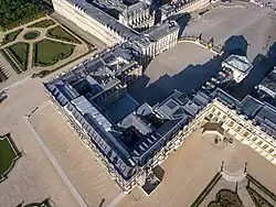 La cour de Marbre (pavée noir et blanc) est dans l'ombre.