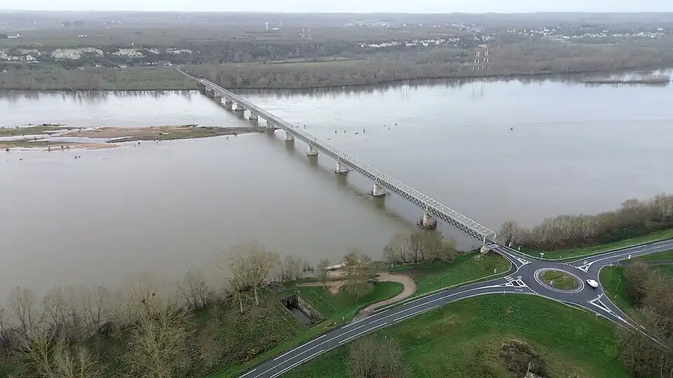 Vue aérienne depuis la rive droite.