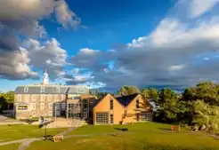 Vue arrière du Musée: l'ancien couvent et la chalouperie