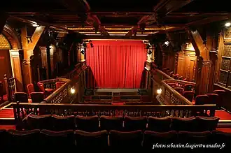 Scène vue du balcon.