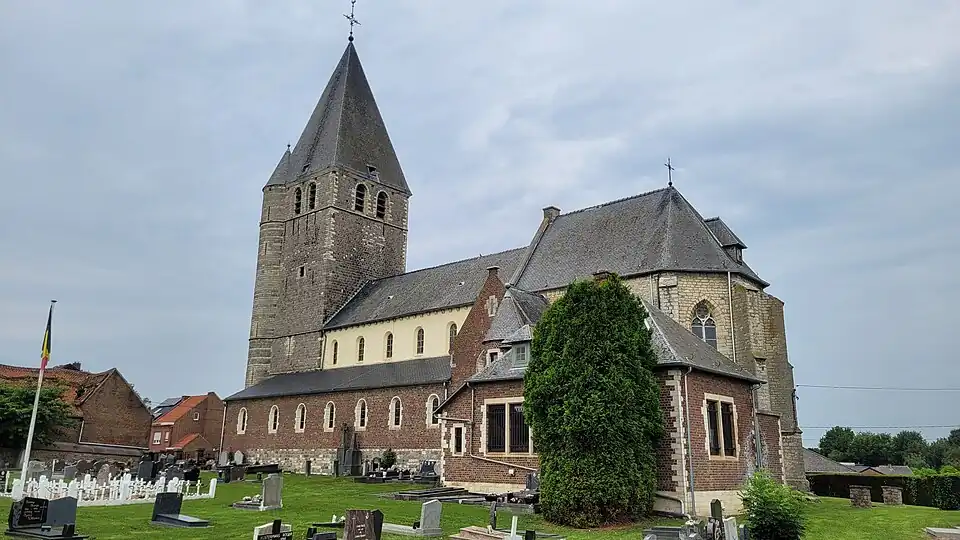 vue d'ensemble de l'église et de son cimetière.