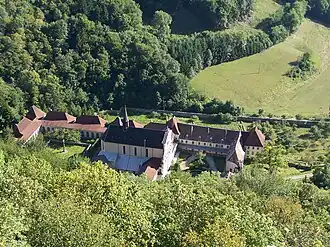 La chartreuse vue depuis la colline contre laquelle elle s'adosse.