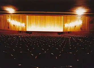 La salle en 1964, vue depuis le fond de l'orchestre (parterre) sous le premier balcon.