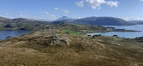 Vue de Mikkelvika depuis la péninsule de Dyrsnes