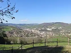 Vue de Tarare depuis Saint-Marcel-l'Éclairé, au centre-ouest.