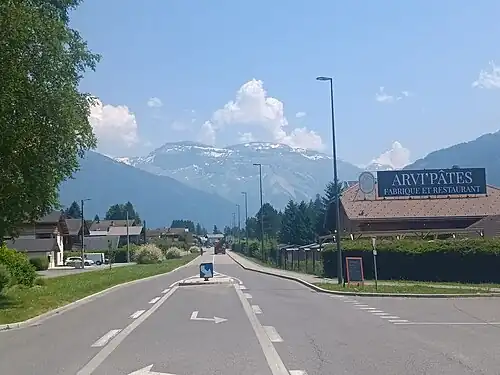 Vue de Verchaix depuis la route de Taninges (à droite l'entreprise Arvi'Pâtes, les Alpes en arrière-plan)