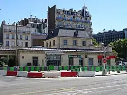Vue de côté du bâtiment voyageurs, pendant les travaux du RER E.