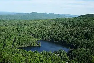 Vue de l'étang Baker au mont Gauvin.