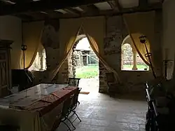 Vue de l'intérieur de la salle capitulaire sur la travée sud du cloître