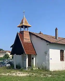 Photographie de la chapelle du camp militaire, située à Balan.